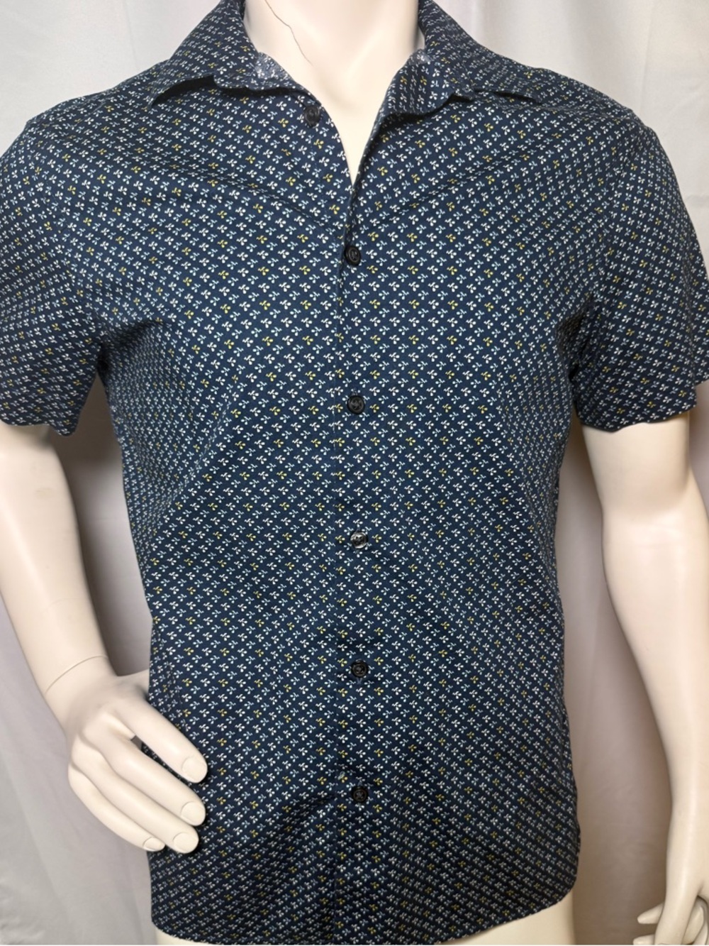 Perry Ellis Mens Button Up Shirt Medium Blue Geometric Print Short Sleeve Casual